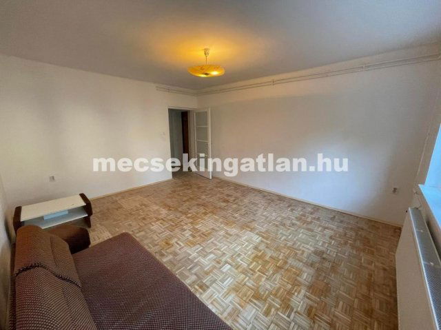 Eladó téglalakás, Pécsett 0.16 M Ft, 3 szobás