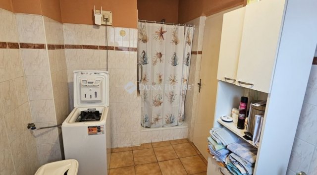 Eladó családi ház, Pécsett 65 M Ft, 3 szobás