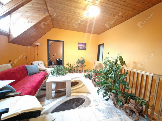 Eladó családi ház, Ászáron 64.9 M Ft, 5 szobás