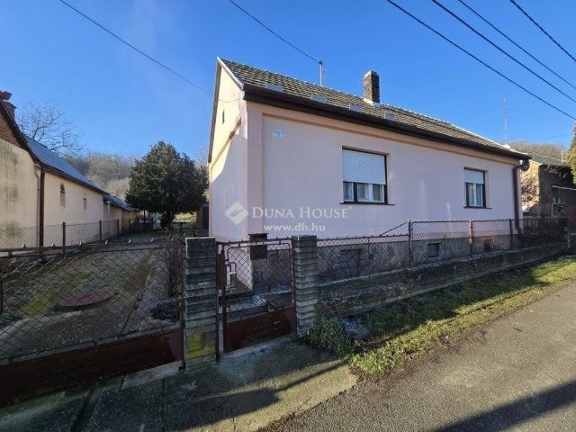 Eladó családi ház, Pécsett 32.9 M Ft, 3 szobás