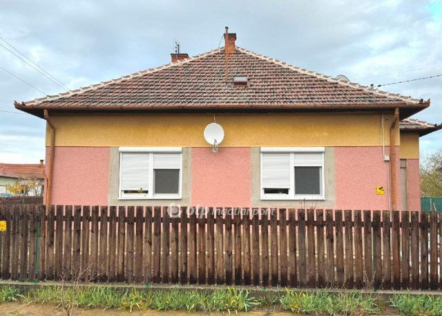 Eladó családi ház, Abádszalókban 40 M Ft, 2+1 szobás