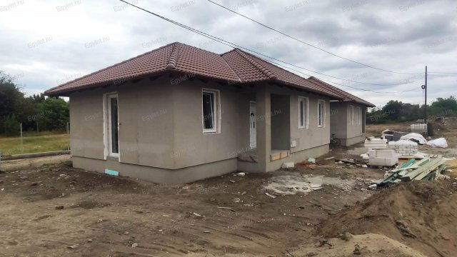 Eladó ikerház, Monoron 74.8 M Ft, 4 szobás / költözzbe.hu