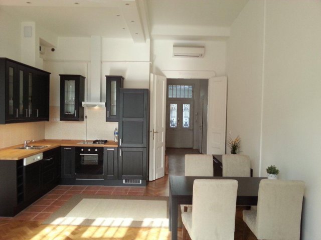 Kiadó téglalakás, albérlet, XI. kerületben, Lágymányosi utcában