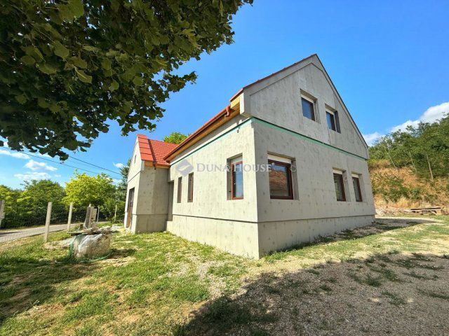 Eladó családi ház, Vértesacsán 137.5 M Ft, 10 szobás