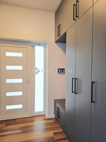 Eladó téglalakás, Pécsett 190 M Ft, 4 szobás