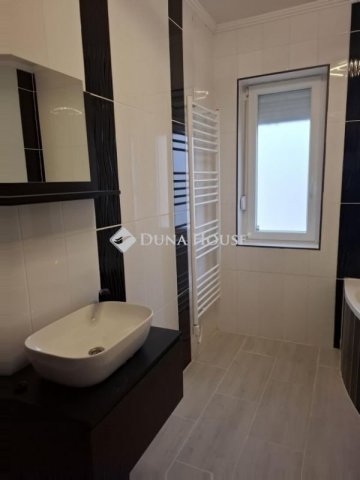 Eladó téglalakás, Szekszárdon 45.5 M Ft, 2 szobás