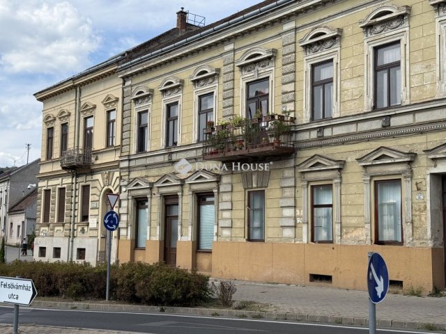 Eladó üzlethelyiség, Pécsett, Király utcában 89.9 M Ft