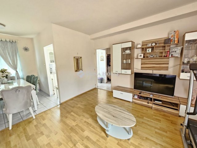 Eladó téglalakás, Pápán 51.3 M Ft, 3 szobás