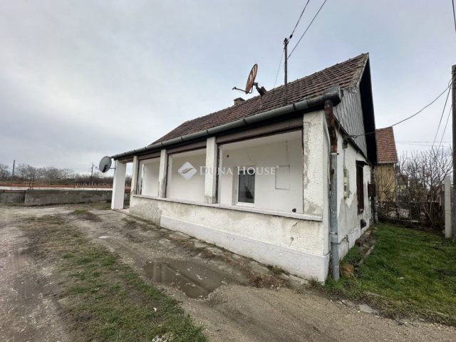 Eladó családi ház, Sárbogárdon 18 M Ft, 1 szobás