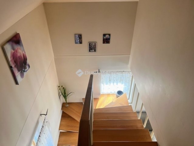 Eladó téglalakás, Pécsett 91.9 M Ft, 3 szobás