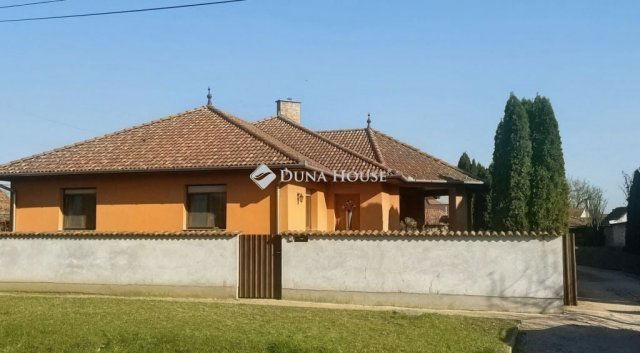 Eladó családi ház, Császártöltésen 61.9 M Ft, 4 szobás