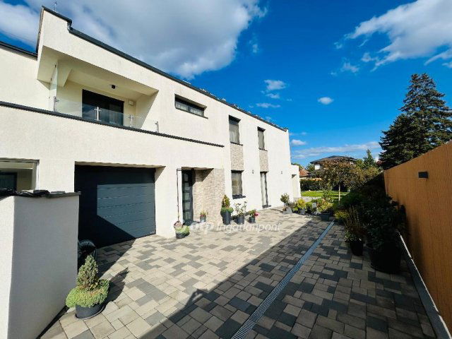 Eladó ikerház, Debrecenben 235 M Ft, 4+1 szobás