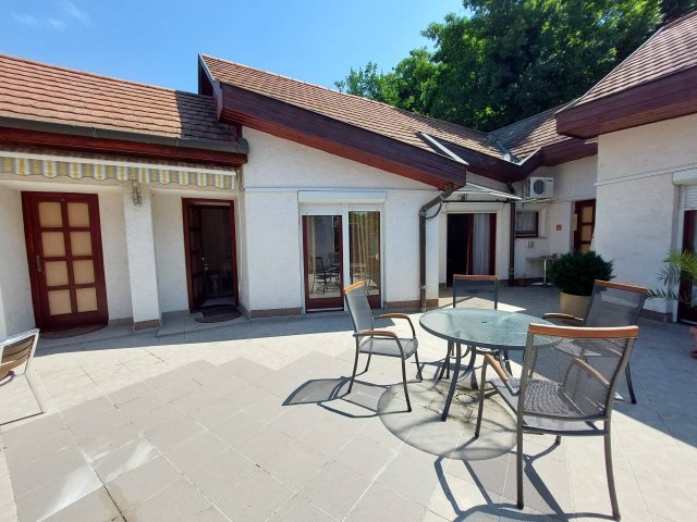 Eladó családi ház, Esztergomban 275 M Ft, 11 szobás