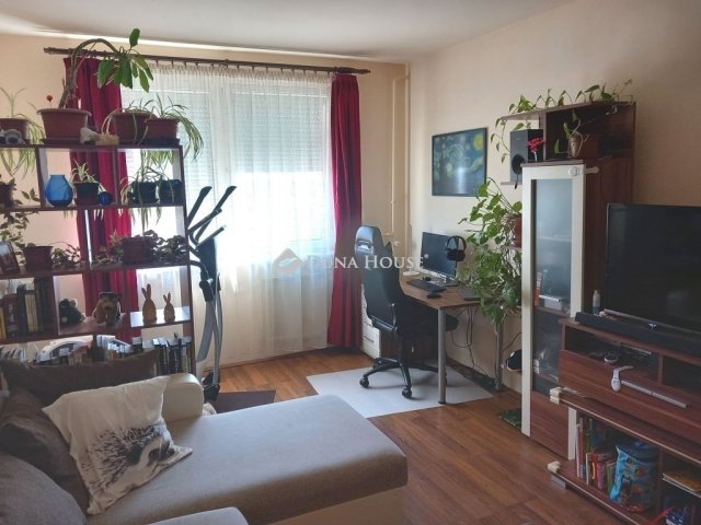 Eladó panellakás, Debrecenben 61.8 M Ft, 4 szobás