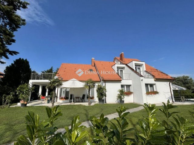 Eladó családi ház, Balatonbogláron 399 M Ft, 12 szobás