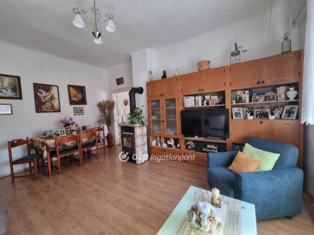 Eladó családi ház, Pápateszéren 43.99 M Ft, 2 szobás