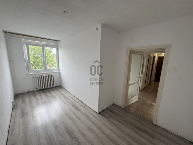 Eladó panellakás, Kecskeméten 41.9 M Ft, 3 szobás
