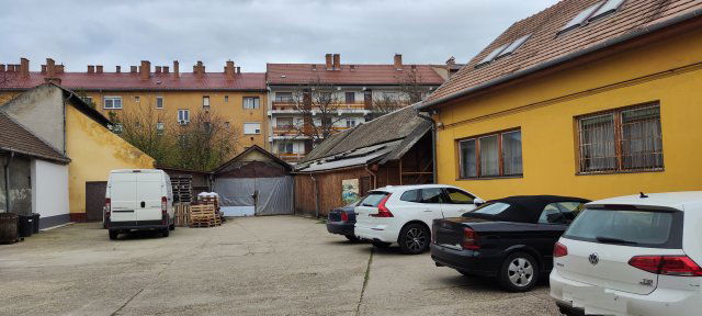 Eladó családi ház, Kecskeméten 300 M Ft, 19 szobás