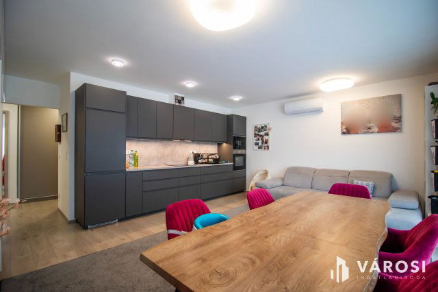 Eladó téglalakás, Székesfehérvárott 99 M Ft, 4 szobás