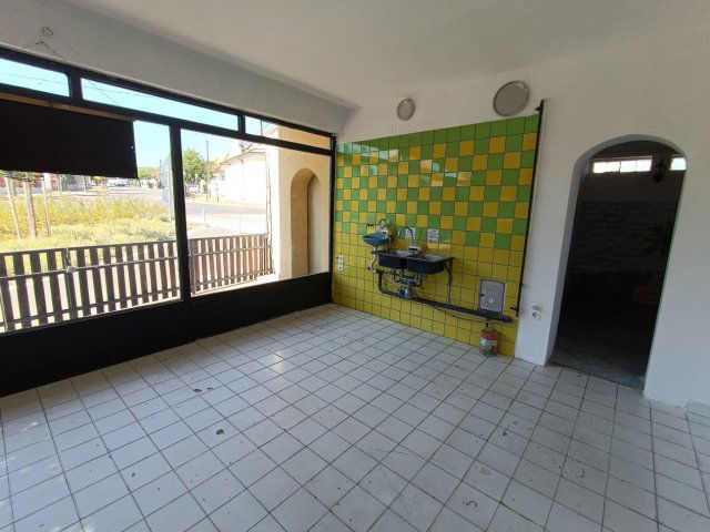 Eladó üzlethelyiség, Veszprémben 42 M Ft, 1 szobás