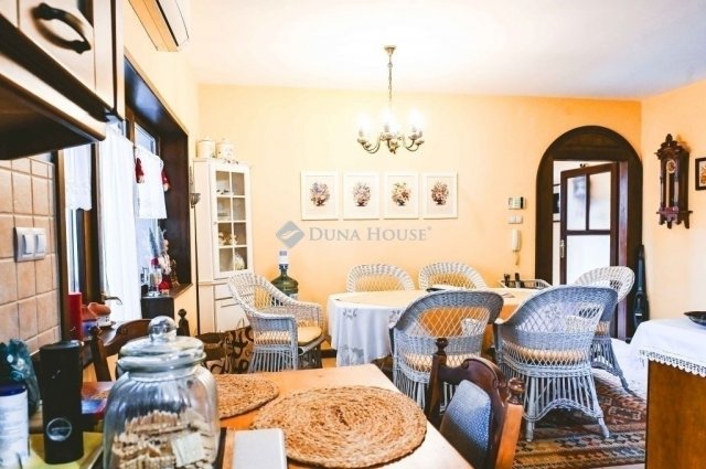 Eladó családi ház, Pécsett 178 M Ft, 7 szobás