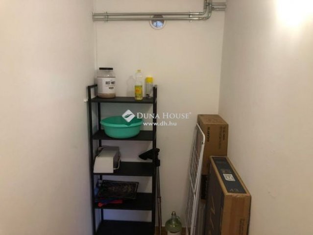 Eladó családi ház, Cegléden 83.9 M Ft, 8 szobás