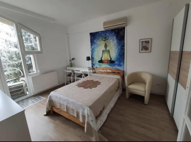 Eladó téglalakás, Pécsett 92 M Ft, 3 szobás