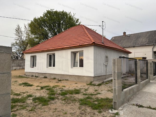 Eladó családi ház, Esztergomban 48 M Ft, 3 szobás