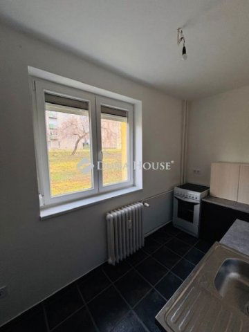 Eladó téglalakás, Komlón 22.9 M Ft, 2 szobás