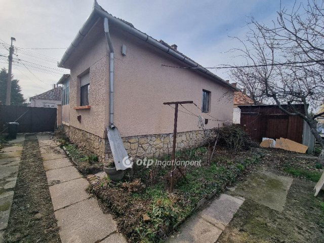 Eladó családi ház, Pápán 36.9 M Ft, 2+1 szobás