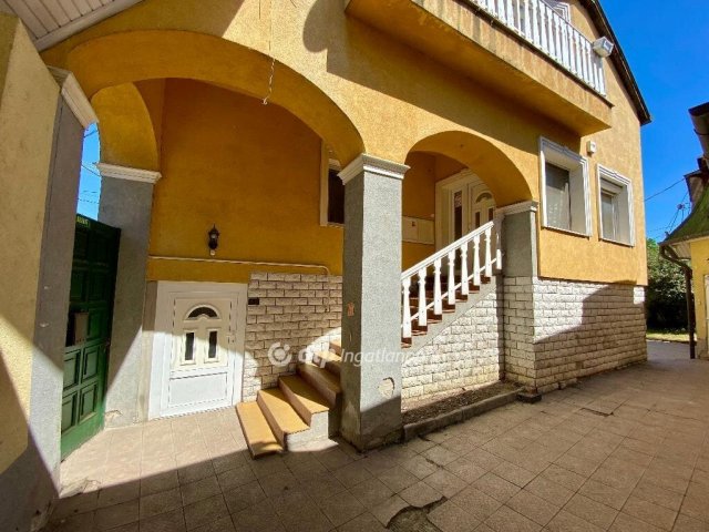 Eladó családi ház, Esztergomban 179 M Ft, 6+1 szobás