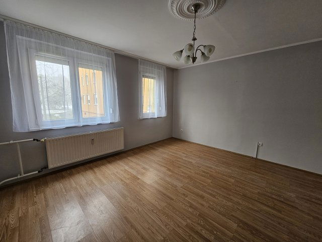 Kiadó panellakás, albérlet, Pápán 110 E Ft / hó, 1+1 szobás