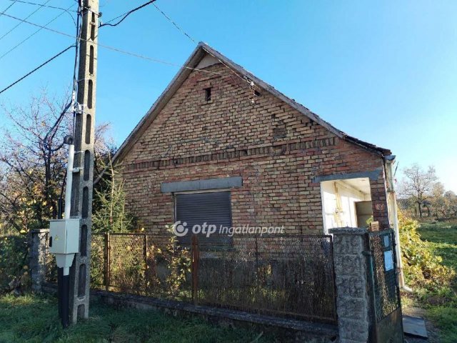 Eladó családi ház, Csőszön 12 M Ft, 2 szobás
