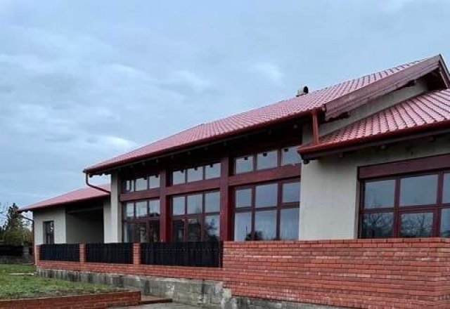 Eladó családi ház, Komáromban 135 M Ft, 7+2 szobás