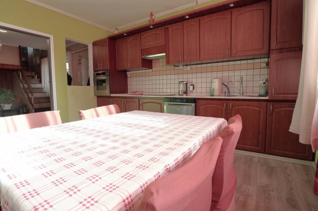 Eladó családi ház, Sándorfalván 124.9 M Ft, 7 szobás