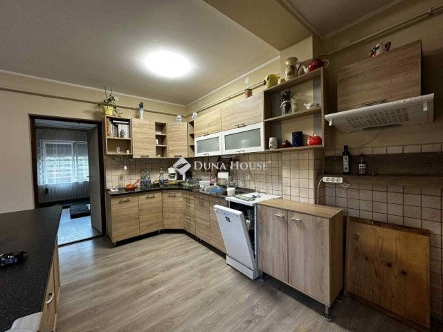 Eladó családi ház, Pincehelyen 35 M Ft, 3 szobás