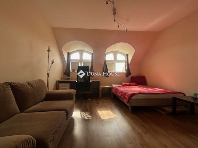 Eladó téglalakás, Pécsett 109.9 M Ft, 4 szobás