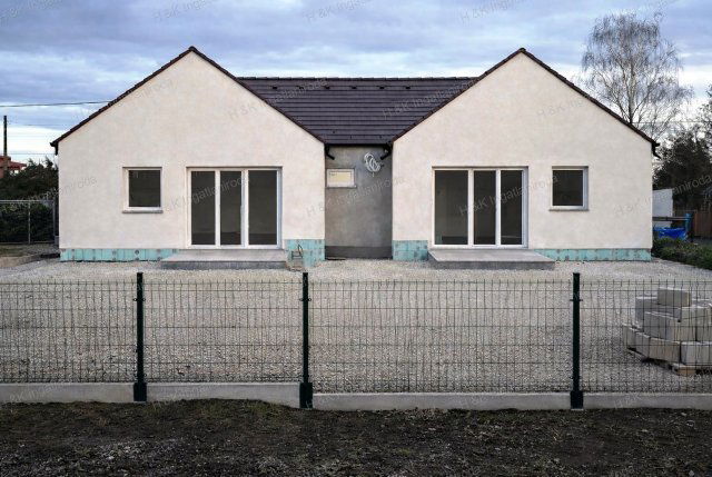 Eladó ikerház, Csörögön 93 M Ft, 4 szobás