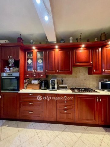 Eladó családi ház, Veszprémben 179 M Ft, 5 szobás