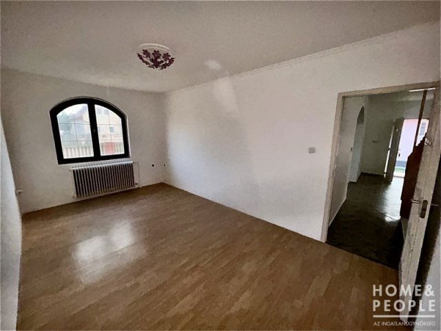 Eladó családi ház, Sándorfalván 109.99 M Ft, 5 szobás