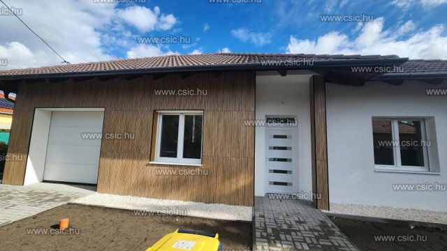 Eladó családi ház, Budapesten, XXI. kerületben, Királyerdő úton
