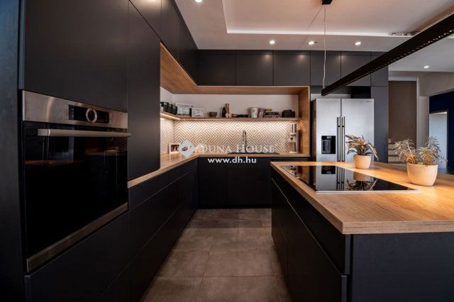 Eladó családi ház, Balatonalmádiban 499 M Ft, 6 szobás