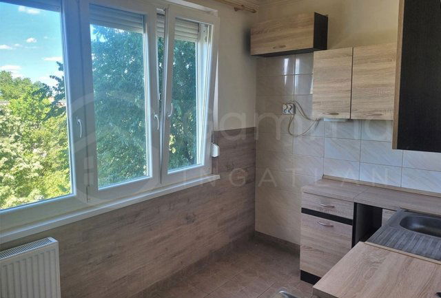 Kiadó panellakás, albérlet, Debrecenben 158 E Ft / hó, 3 szobás