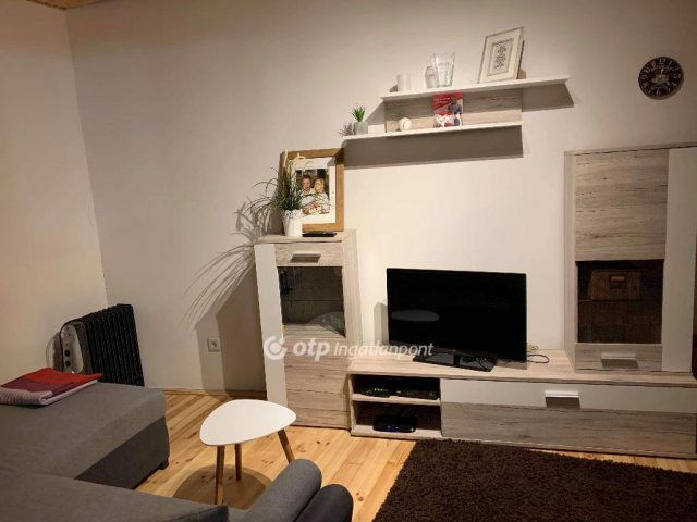 Eladó téglalakás, Pécsett 59.9 M Ft, 1+2 szobás