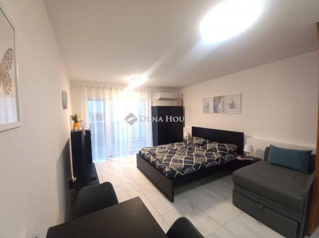 Eladó téglalakás, Debrecenben 76 M Ft, 1 szobás