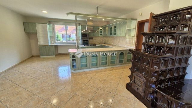 Eladó családi ház, Kecskeméten 135 M Ft, 5 szobás