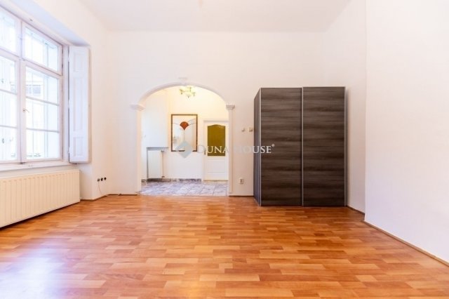 Eladó téglalakás, Budapesten, V. kerületben 80 M Ft, 1 szobás