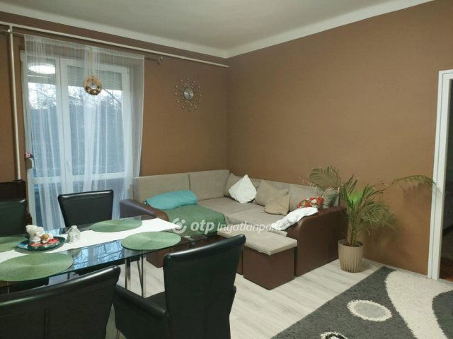 Eladó téglalakás, Pécsett 32.7 M Ft, 2 szobás