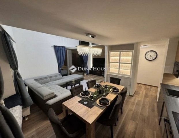 Eladó téglalakás, Esztergomban 125 M Ft, 5 szobás