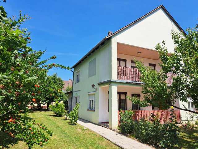 Eladó családi ház, Keszthelyen 135 M Ft, 6 szobás